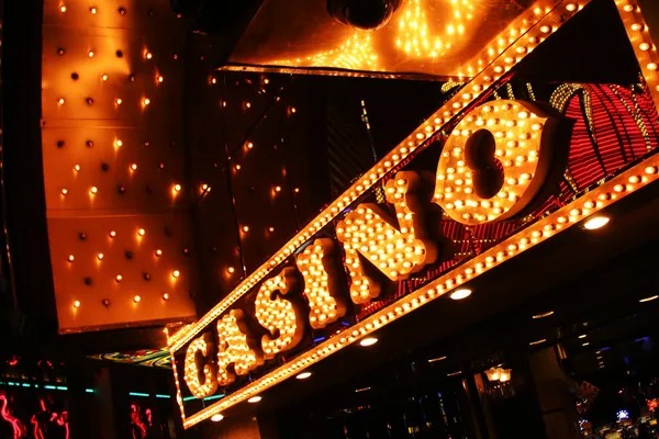 Live dealer running an American Roulette spin on mesir togel